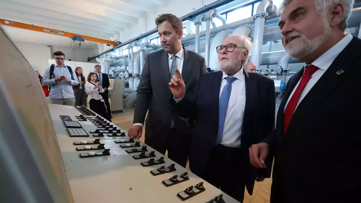 Finanzminister Lars Klingbeil übergab in Halle (Sachsen-Anhalt) den Förderbescheid für ein Wasserwerk. - Bild: Jan Woitas/dpa