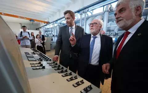 Finanzminister Lars Klingbeil übergab in Halle (Sachsen-Anhalt) den Förderbescheid für ein Wasserwerk. - Foto: Jan Woitas/dpa