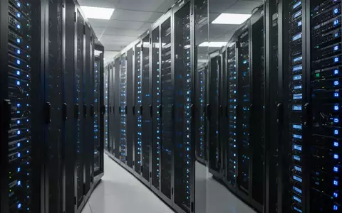 Moderne Serverräume in einem Rechenzentrum in Indien mit blau leuchtenden Server-Racks für lokale Datenverarbeitung. - Foto: über boerse-global.de