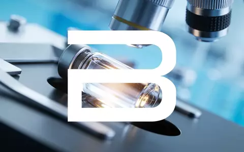 Modernes medizinisches Forschungslabor mit einem gläsernen Fläschchen, das für biotechnologische Innovation steht. - Foto: über boerse-global.de