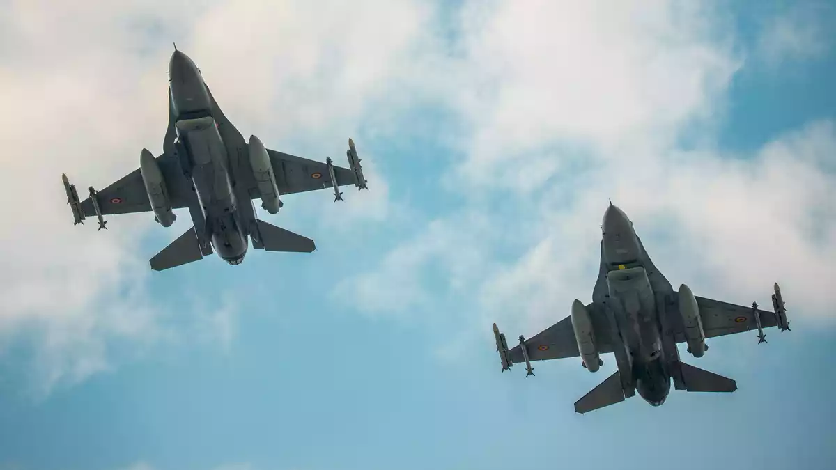 Nahe einer Gasförder-Plattform im Schwarzen Meer haben zwei rumänische Kampfjets eine Seedrohne ausgeschaltet. (Archivbild) - Bild: Vadim Ghirda/AP/dpa