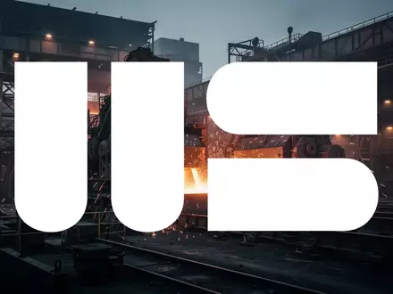 Industrielle Stahlverarbeitung in einer modernen Fabrik bei Dämmerung mit dramatischer Beleuchtung. - Foto: über boerse-global.de