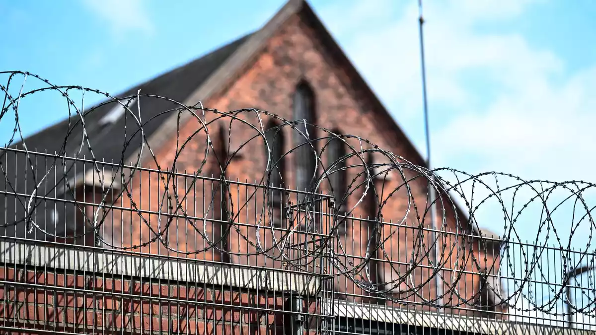 In der JVA Bremen sollen Bedienstete Drogen und Lebensmittel für Inhaftierte geschmuggelt haben. - Bild: Sina Schuldt/dpa