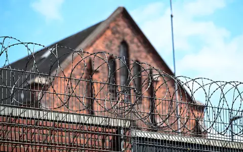 In der JVA Bremen sollen Bedienstete Drogen und Lebensmittel für Inhaftierte geschmuggelt haben. - Foto: Sina Schuldt/dpa