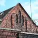 In der JVA Bremen sollen Bedienstete Drogen und Lebensmittel für Inhaftierte geschmuggelt haben. - Bild: Sina Schuldt/dpa