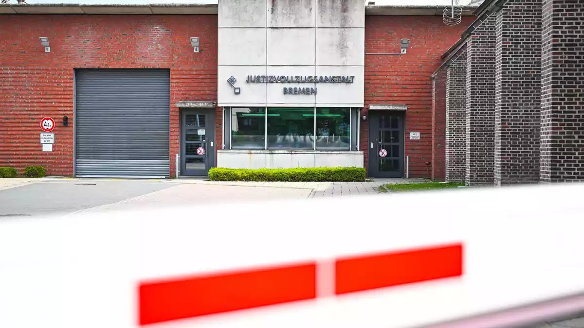 Die Staatsanwaltschaft ermittelt gegen 23 Verdächtige, darunter sechs Beschäftigte der Bremer Justizvollzugsanstalt.  - Bild: Sina Schuldt/dpa