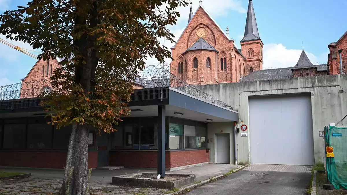 Gegen sechs Beschäftigte der Bremer Justizvollzugsanstalt ermittelt die Staatsanwaltschaft. - Bild: Sina Schuldt/dpa