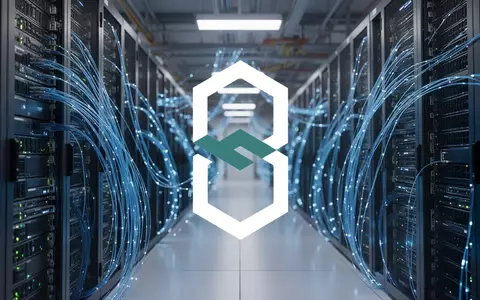 Modernes Rechenzentrum mit leuchtenden Server-Racks und Glasfaserkabeln in einer technologisch fortschrittlichen Umgebung. - Foto: über boerse-global.de