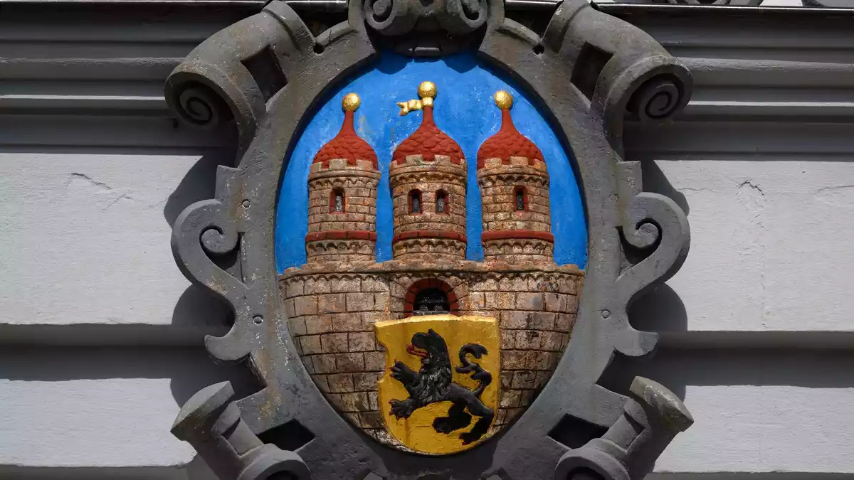 Das Stadtwappen von Freiberg. Die Stadt mit mehr als 40.000 Einwohnern hat eine lange Bergbautradition. (Symbolbild) - Bild: Hendrik Schmidt/dpa
