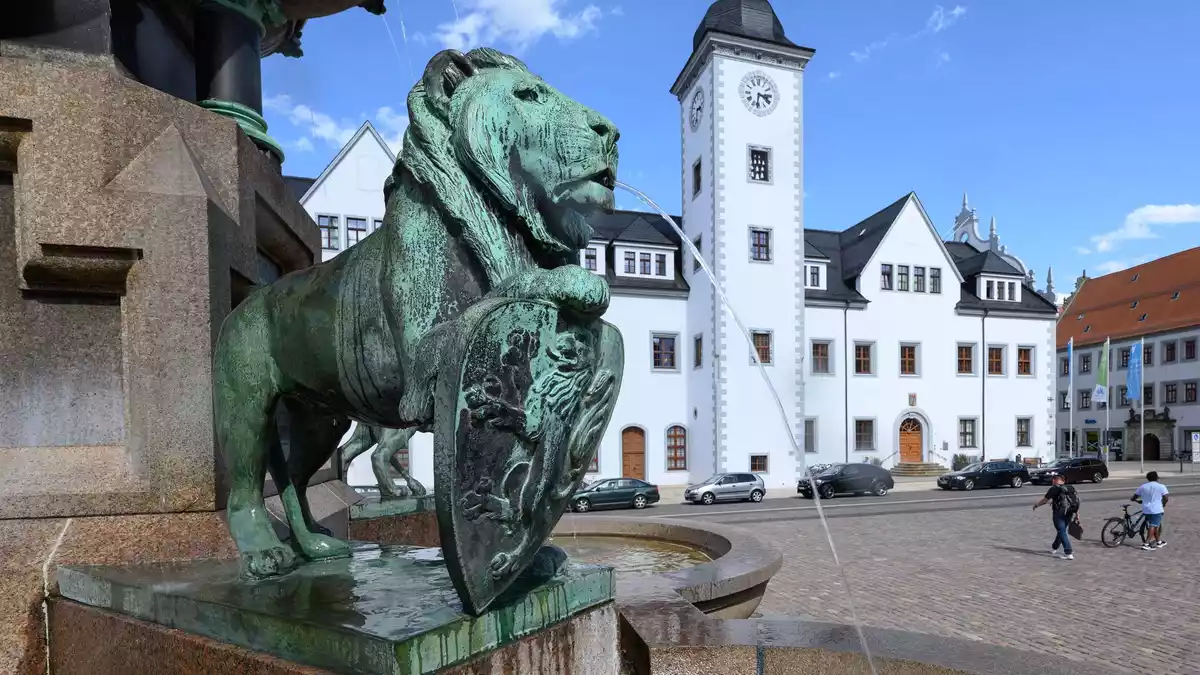 Blick auf das historische Rathaus am Obermarkt in Freiberg. (Archivbild) - Bild: Hendrik Schmidt/dpa