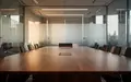 Ein minimalistischer Konferenzraum in einer Stiftung mit moderner Architektur und natürlichem Lichteinfall. - Foto: über boerse-global.de