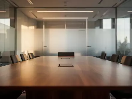Ein minimalistischer Konferenzraum in einer Stiftung mit moderner Architektur und natürlichem Lichteinfall. - Foto: über boerse-global.de