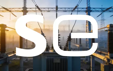 Moderne Hochspannungsschaltanlage bei Sonnenaufgang als Symbol für wachsende Energieinfrastruktur. - Foto: über boerse-global.de