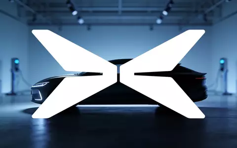 Abstrakte Darstellung eines modernen Elektrofahrzeugs in einem minimalistischen Designstudio mit atmosphärischer Beleuchtung. - Foto: über boerse-global.de