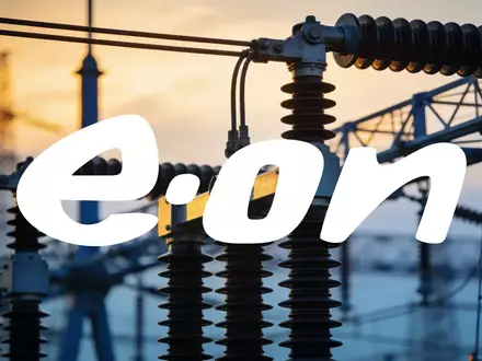 Moderne Stromnetzinfrastruktur bei Sonnenuntergang als Symbol für Energieversorgung und wirtschaftliche Prognosen. - Foto: über boerse-global.de