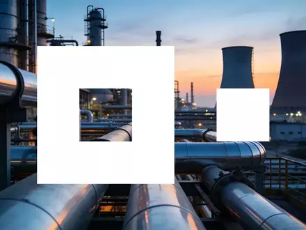 Moderne Industrieanlage bei Dämmerung, die industrielle Innovation und staatliche Investitionen symbolisiert. - Foto: über boerse-global.de