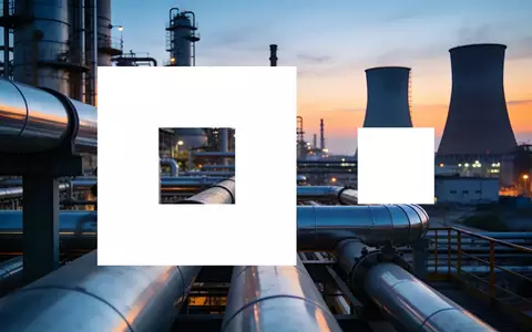 Moderne Industrieanlage bei Dämmerung, die industrielle Innovation und staatliche Investitionen symbolisiert. - Foto: über boerse-global.de
