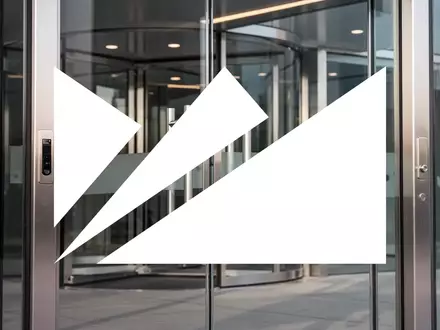 Moderner architektonischer Eingangsbereich mit hochwertigen Sicherheitsbeschlägen und Metalloberflächen. - Foto: über boerse-global.de