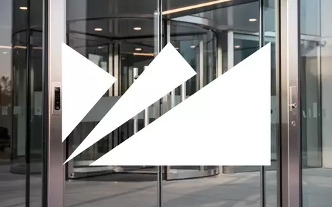 Moderner architektonischer Eingangsbereich mit hochwertigen Sicherheitsbeschlägen und Metalloberflächen. - Foto: über boerse-global.de
