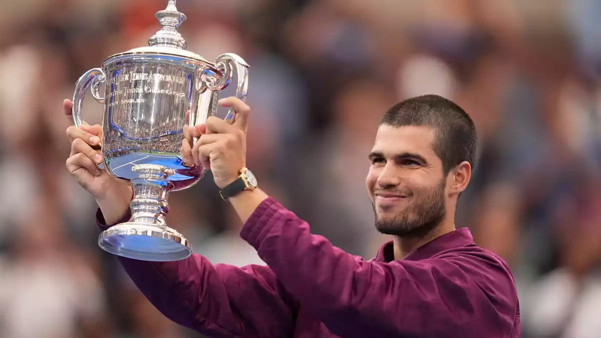 Carlos Alcaraz hat sein Comeback auf dem Tennis-Court angekündigt. (Archivbild) - Bild: Seth Wenig/AP/dpa