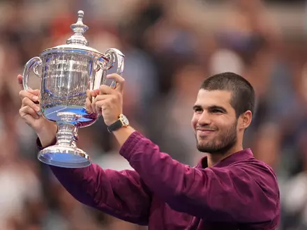 Carlos Alcaraz hat sein Comeback auf dem Tennis-Court angekündigt. (Archivbild) - Foto: Seth Wenig/AP/dpa