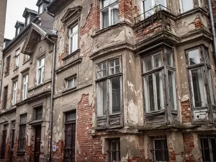 Fassade eines älteren Wohnhauses in einer deutschen Großstadt bei Tageslicht. - Foto: über boerse-global.de