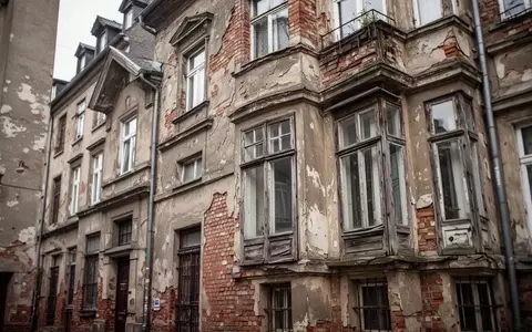 Fassade eines älteren Wohnhauses in einer deutschen Großstadt bei Tageslicht. - Foto: über boerse-global.de