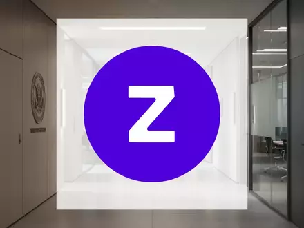 Abstrakte Darstellung eines modernen Büroflurs mit Fokus auf institutionelle Zusammenarbeit und behördliche Prozesse. - Foto: über boerse-global.de
