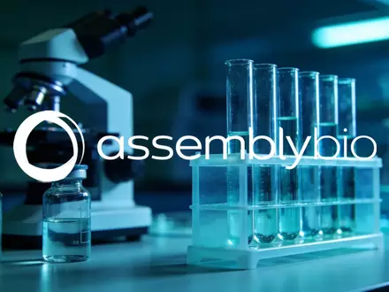 Abstrakte Darstellung einer modernen biotechnologischen Forschungsumgebung mit Laborausrüstung und fokussierter Beleuchtung. - Foto: über boerse-global.de