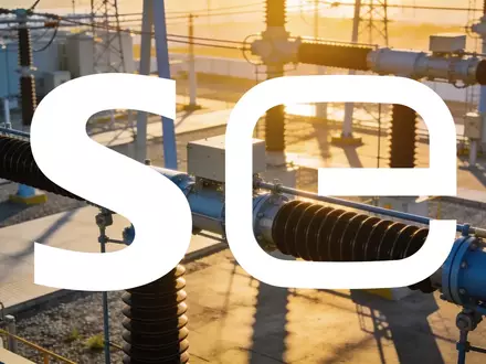 Moderne Energieinfrastruktur bei Sonnenuntergang als Symbol für positive wirtschaftliche Entwicklung im Energiesektor. - Foto: über boerse-global.de