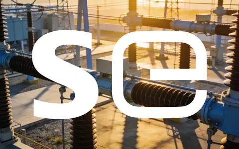 Moderne Energieinfrastruktur bei Sonnenuntergang als Symbol für positive wirtschaftliche Entwicklung im Energiesektor. - Foto: über boerse-global.de