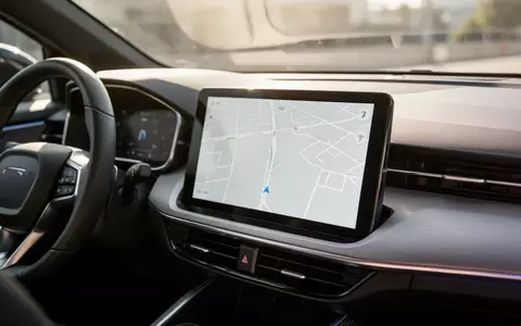 Ein modernes Infotainment-Display in einem Auto, das eine Navigationskarte anzeigt, aufgenommen bei Tageslicht. - Foto: über boerse-global.de