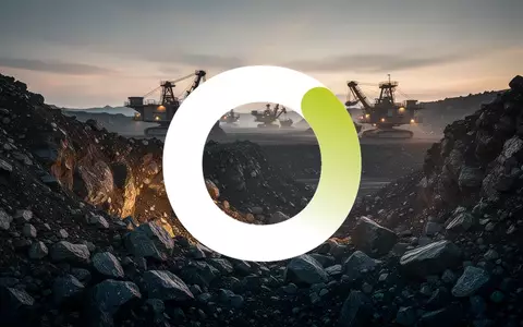 Industrielle Bergbaulandschaft bei Sonnenaufgang als Symbol für langfristige Rohstoffentwicklung. - Foto: über boerse-global.de