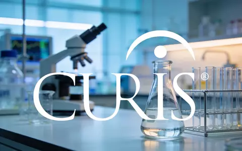 Moderne, verschwommene Laborumgebung mit wissenschaftlichen Geräten und kühler Beleuchtung als Symbol für Biotech-Innovation. - Foto: über boerse-global.de