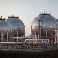 Moderne Erdgasspeicheranlage mit großen Kugeltanks und Rohrleitungen in der Dämmerung. - Foto: über boerse-global.de