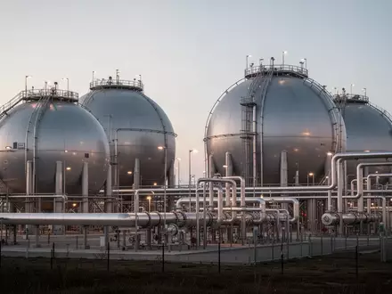Moderne Erdgasspeicheranlage mit großen Kugeltanks und Rohrleitungen in der Dämmerung. - Foto: über boerse-global.de