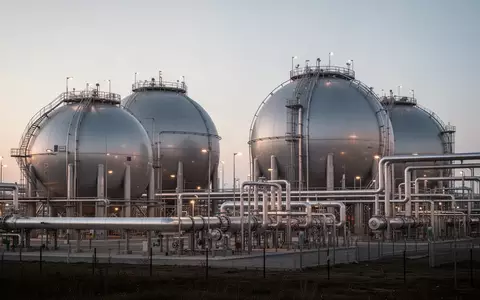 Moderne Erdgasspeicheranlage mit großen Kugeltanks und Rohrleitungen in der Dämmerung. - Foto: über boerse-global.de