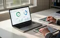 Ein moderner Schreibtisch mit einem Laptop, auf dem ein digitales Dashboard zur Nachhaltigkeitsberichterstattung zu sehen ist. - Foto: über boerse-global.de