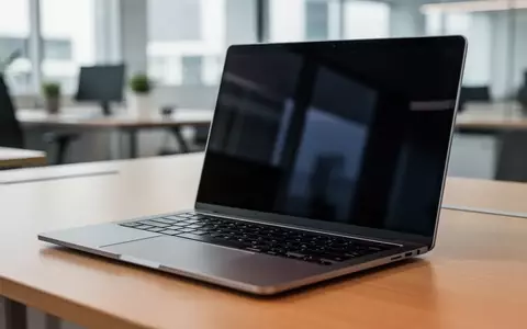 Ein moderner Laptop mit ARM-Architektur steht auf einem Schreibtisch mit ausgeschaltetem Bildschirm. - Foto: über boerse-global.de