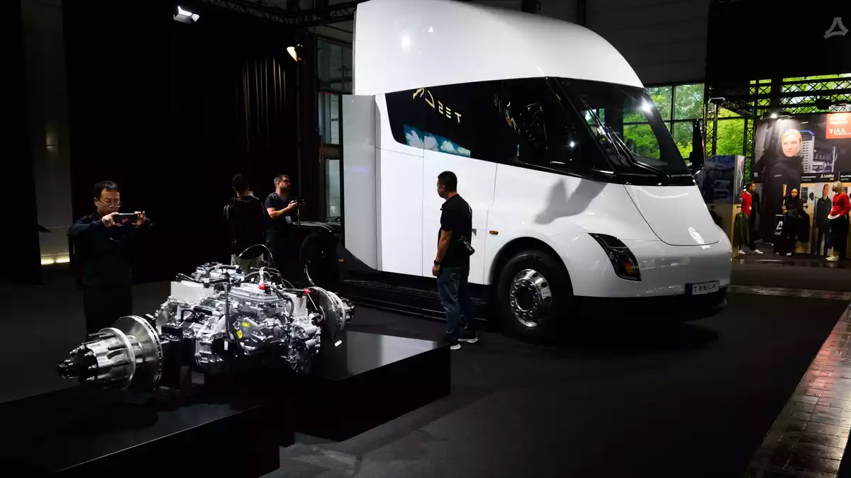 Tesla stellte den Elektro-Sattelschlepper bereits 2017 vor. (Archivbild) - Bild: Julian Stratenschulte/dpa