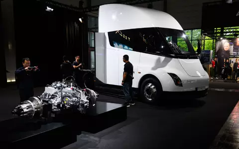 Tesla stellte den Elektro-Sattelschlepper bereits 2017 vor. (Archivbild) - Foto: Julian Stratenschulte/dpa