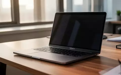 Ein aufgeklappter MacBook Pro auf einem Schreibtisch in einer modernen Büroumgebung bei natürlichem Tageslicht. - Foto: über boerse-global.de