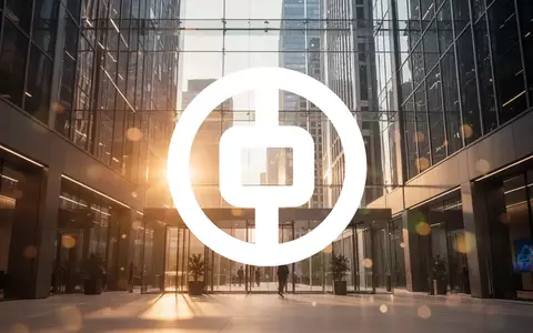 Moderne Glasfassade eines Finanzgebäudes bei goldenem Licht als Symbol für Stabilität und institutionelles Wachstum - Foto: über boerse-global.de