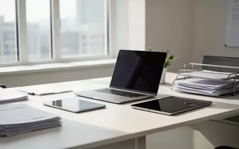 Ein moderner, aufgeräumter Büroarbeitsplatz mit Laptop und Unterlagen in einer hellen, professionellen Umgebung. - Foto: über boerse-global.de