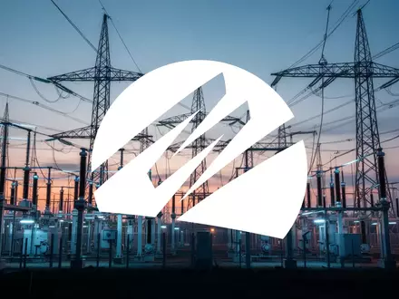 Moderne elektrische Umspannstation bei Dämmerung als Symbol für Energieinfrastruktur und Marktdruck. - Foto: über boerse-global.de