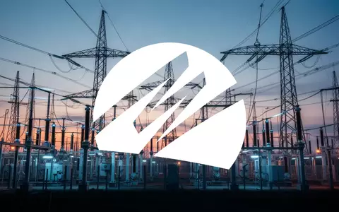 Moderne elektrische Umspannstation bei Dämmerung als Symbol für Energieinfrastruktur und Marktdruck. - Foto: über boerse-global.de