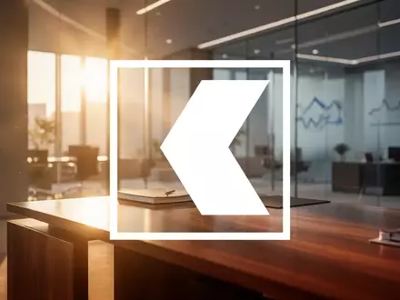 Modernes, minimalistisches Büroambiente mit warmem Licht als Symbol für finanzielle Stabilität und Wachstum. - Foto: über boerse-global.de