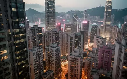 Blick auf die nächtliche Skyline von Hongkong mit dicht gedrängten Hochhäusern und leuchtenden Bürofenstern. - Foto: über boerse-global.de