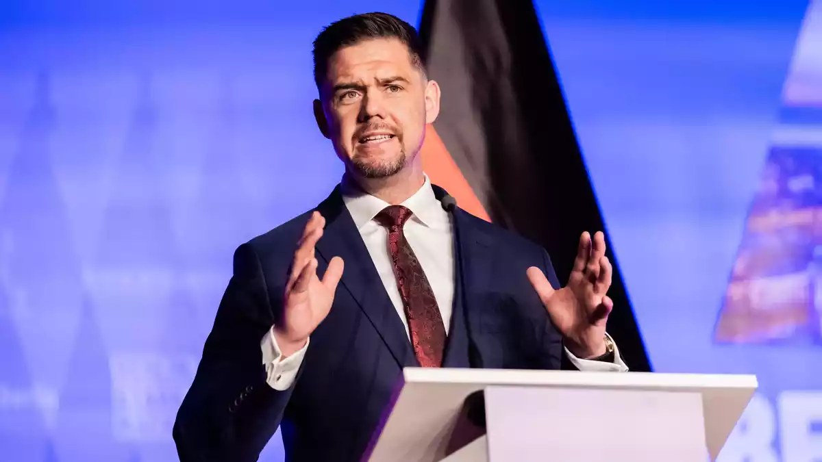 Hannes Gnauck, AfD-Bundestagsabgeordneter und seit Juli auch Bundesschatzmeister der AfD, kümmert sich um die «Schwarz-Rot-Gold-Akademie» der Partei. - Bild: Christoph Soeder/dpa