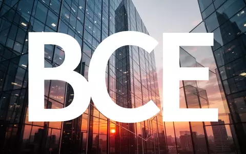 Moderne Glasfassade eines Bürogebäudes bei Sonnenuntergang als Symbol für Wachstum im Telekommunikationssektor - Foto: über boerse-global.de